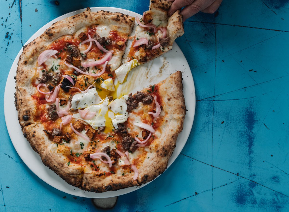 Enjoy a Neapolitan-style summer brunch! 🥂Enjoy brunch pies like the Occhio di Bue (pictured here), featuring San Marzano tomatoes, mozzarella, truffle potatoes, marinated beef, pickled red onion, black truffle-infused EVOO, Pecorino Romano, and a fried egg. Midtown-exclusive.