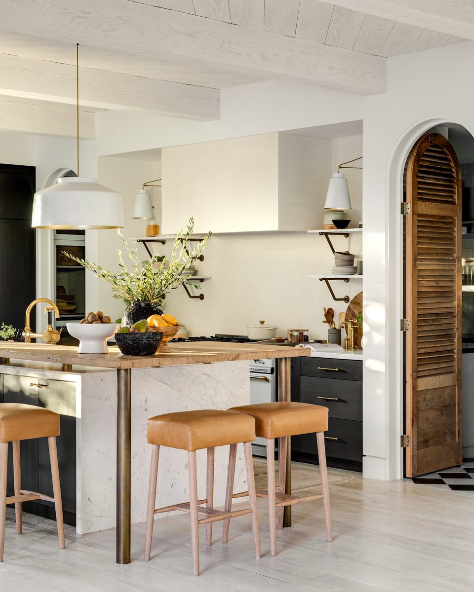 Warm brown accents elevate this kitchen to a whole new level of cozy sophistication. ✨ What caught your eye first in this space? ⁠
⁠
Thank you for the inspiration! ⁠
Photography: @mellon_studio ⁠
Greens: @gardenstudiodesign⁠
Design: @brookewagnerdesign⁠
⁠