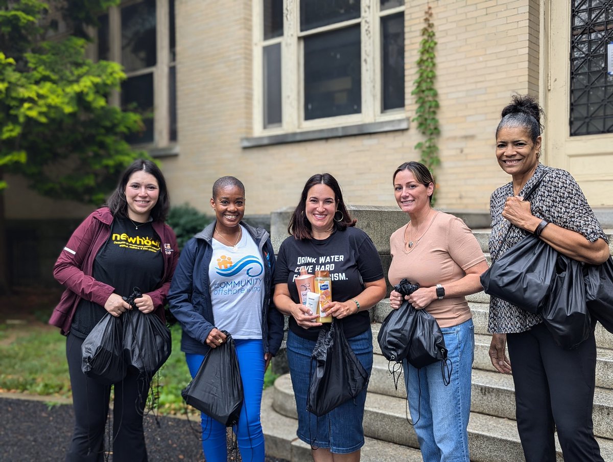 NewHourNY's tweet photo. Thank you Community Offshore Wind @Community_Wind who stopped by today with #ProjectDignity bags so that women coming home from jail have clothing & other basic necessities upon their release.
#WomenInReentryMatter & deserve dignity. https://t.co/XmC9zuy96H