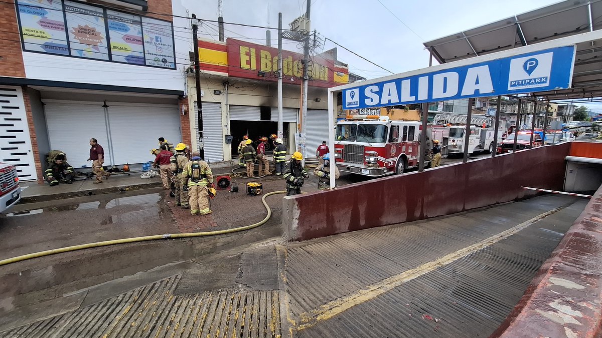 reportediariopv's tweet photo. Voraz incendio consume Bodegón.
Bomberos trabajan en controlar el fuego en el Ptitillal.
Leer nota: https://t.co/57GBosnQUU
Redacción: César Langarica
#Hoy #Incendio #Pitillal #Reporte #PuertoVallarta #ElBodegon https://t.co/ZWzd4hQeof