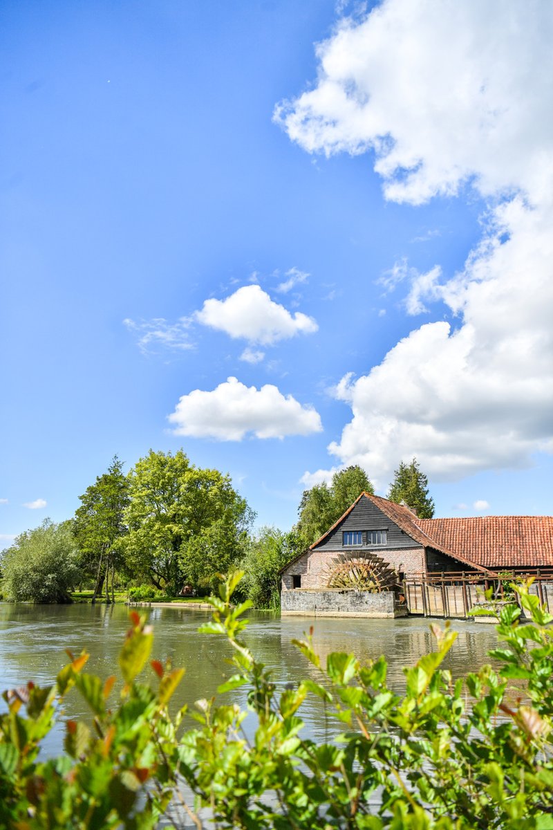 pasdecalais62's tweet photo. Direction le moulin à eau de #Maintenay 💦 Sur les rives de l’#Authie, ce beau #moulin se situe dans un lieu plein de charme. Édifié en 1160, il est inscrit à l'inventaire des monuments historiques. Bon weekend, le #PasdeCalais  
Photos : Y. Cadart/CD62
#62cestmanature https://t.co/9KZO6Qr3SX