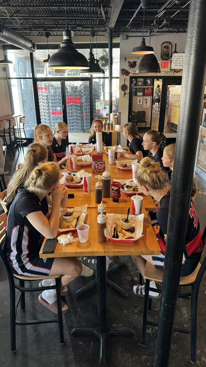 MNStarsLindahl's tweet photo. Nice win this morning followed by team lunch @ Pappy’s Smokehouse (St. Louis, MO) https://t.co/kRnSg09Nwe