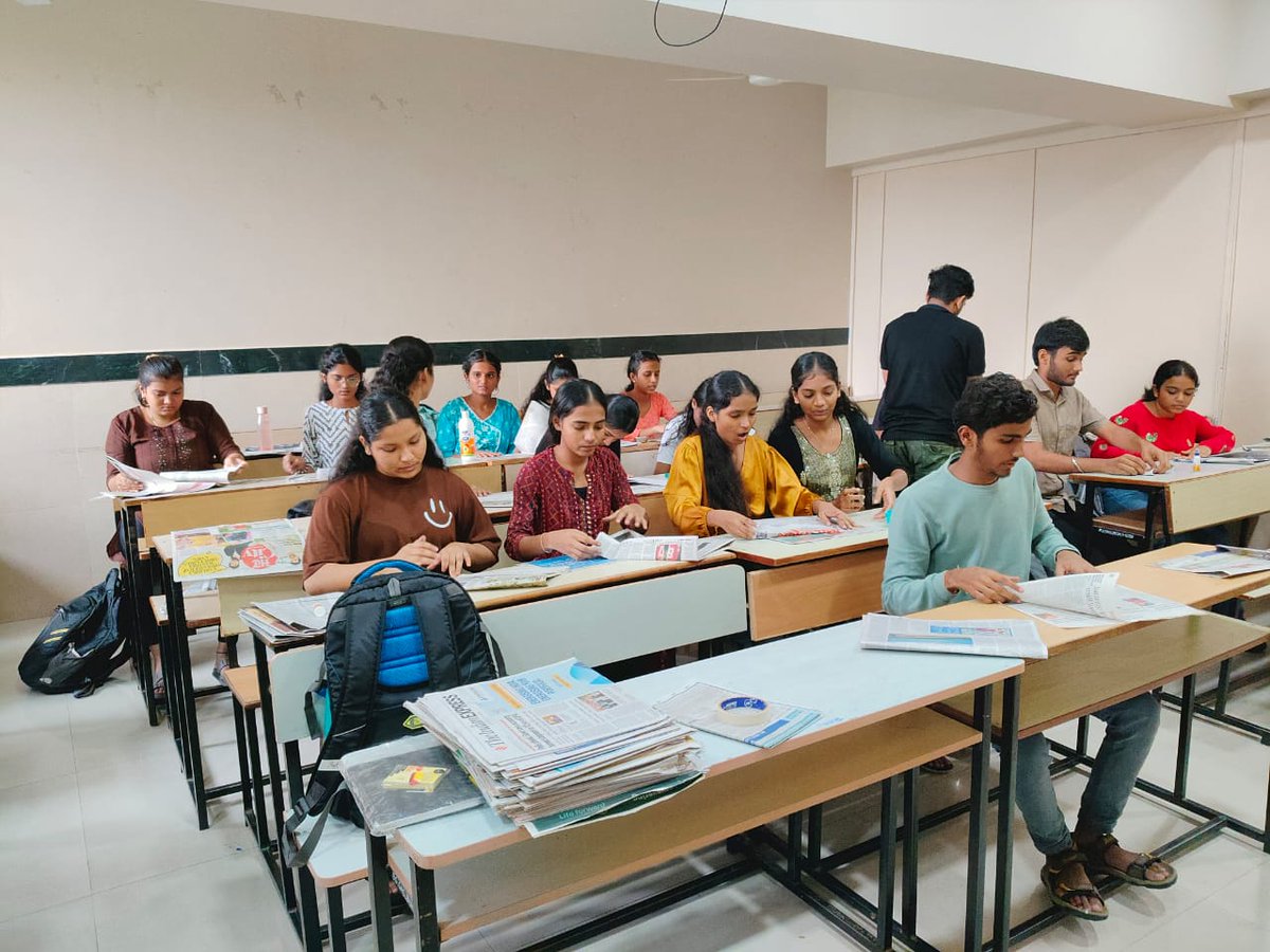 Nss_smshetty_'s tweet photo. Jai Hind 🇮🇳 
The NSS Volunteers of our Unit organises Paper Bag Activity in which volunteers made paper from news papers. The total number of bags made 350. #nss #saveEnvironment #saynotoplastic #paperbagmaking https://t.co/n80VKmyPW2