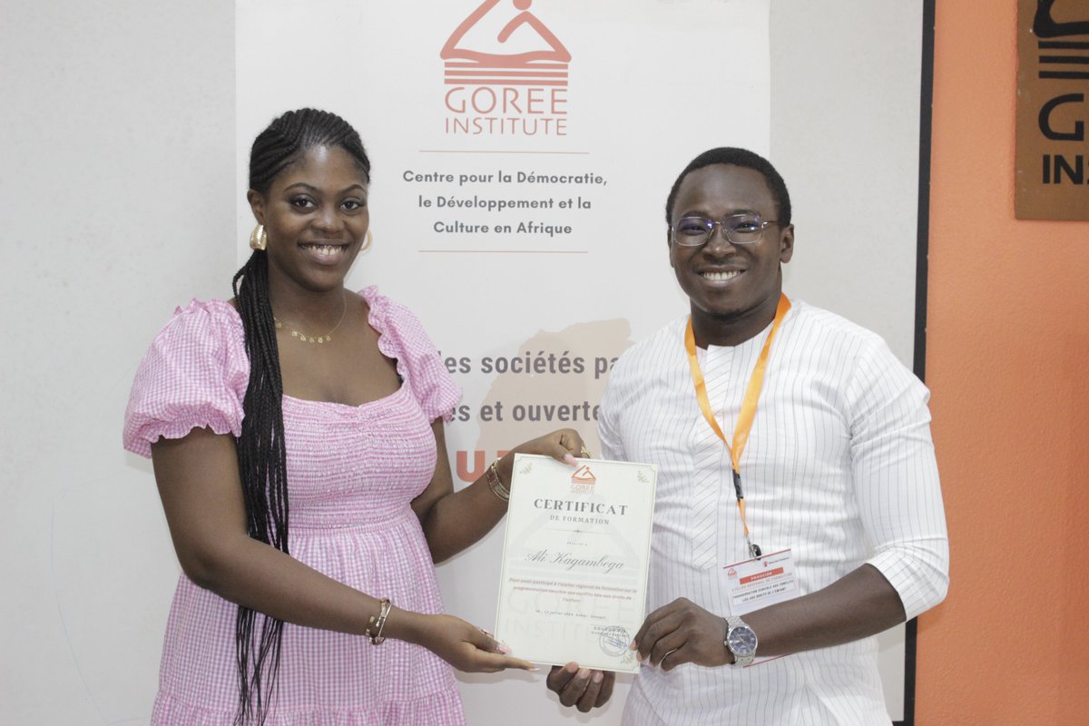 goreeinstitute's tweet photo. Ainsi prend fin l’atelier régional sur la #programmation sensible aux conflits liés aux #droitsdesenfants. Des certificats aux mains des acteurs en guise de reconnaissance à leurs efforts et leurs remarquables contributions à la promotion et à la protection des droits de l’enfant en Afrique de l’Ouest. #GorinSavetheChildren
