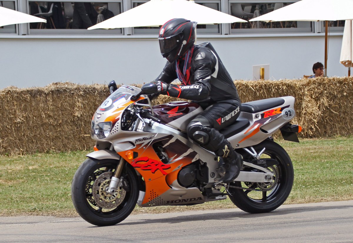 beckers1000's tweet image. Flashback Friday to when I had the ultimate pleasure of riding my very own Urban Tiger FireBlade up the hill every day at the Goodwood Festival of Speed @fosgoodwood  #gfos #GoodwoodFestivalofSpeed #GoodwoodFOS #urbantiger