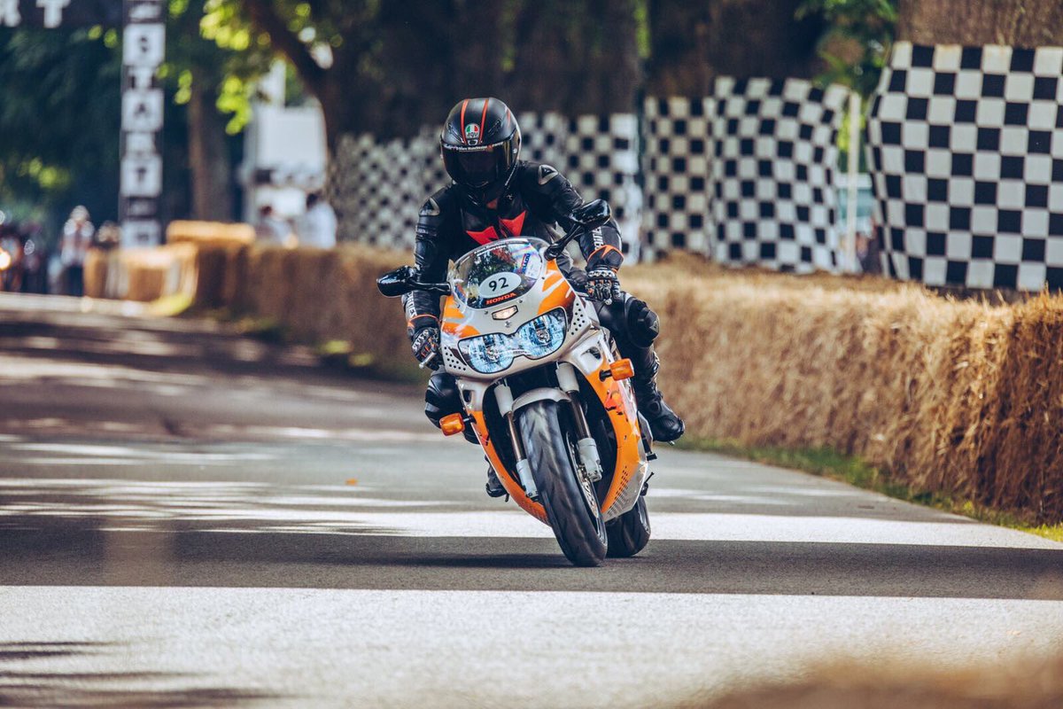 beckers1000's tweet image. Flashback Friday to when I had the ultimate pleasure of riding my very own Urban Tiger FireBlade up the hill every day at the Goodwood Festival of Speed @fosgoodwood  #gfos #GoodwoodFestivalofSpeed #GoodwoodFOS #urbantiger