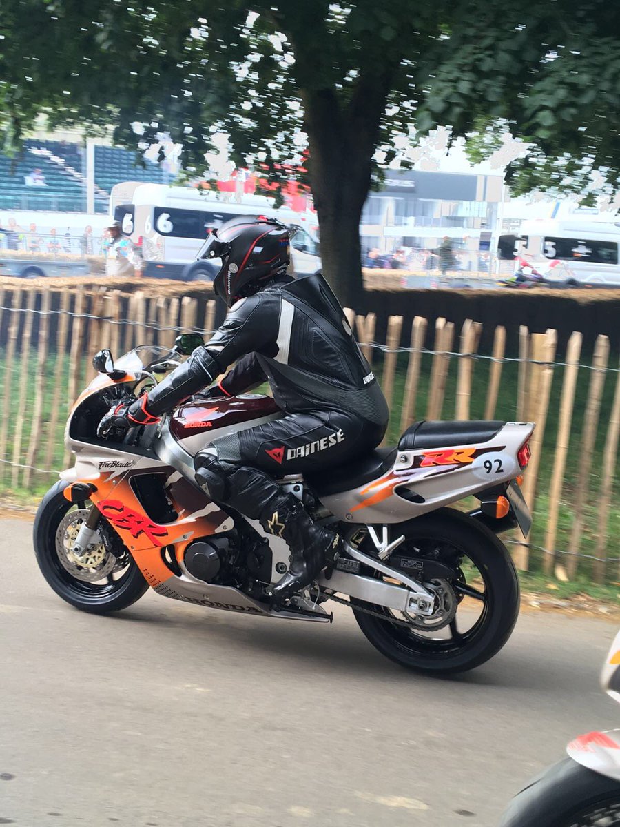 beckers1000's tweet image. Flashback Friday to when I had the ultimate pleasure of riding my very own Urban Tiger FireBlade up the hill every day at the Goodwood Festival of Speed @fosgoodwood  #gfos #GoodwoodFestivalofSpeed #GoodwoodFOS #urbantiger