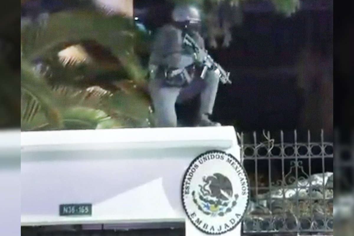 GuerrillaRevo's tweet photo. Ecuador: La policía de Daniel Noboa asalta la embajada mexicana en Quito https://t.co/NWDuZCPz8S https://t.co/d7eBus7M30