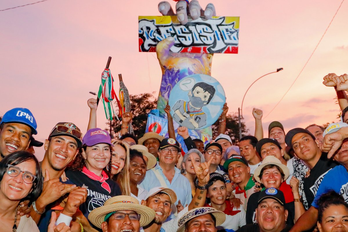 GuerrillaRevo's tweet photo. Colombia: ¿Constitución o revolución? https://t.co/Le0H80WGRo https://t.co/Ov8BrnMDtq