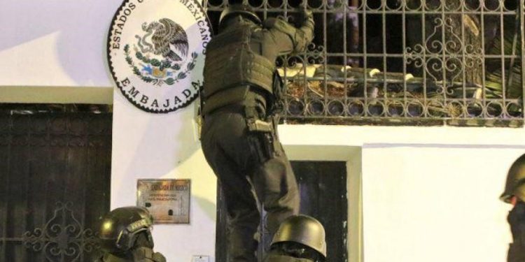 GuerrillaRevo's tweet photo. Sobre la toma de la Embajada de México en Ecuador https://t.co/Wx0MXzbfsj https://t.co/9H6gl6iOdn