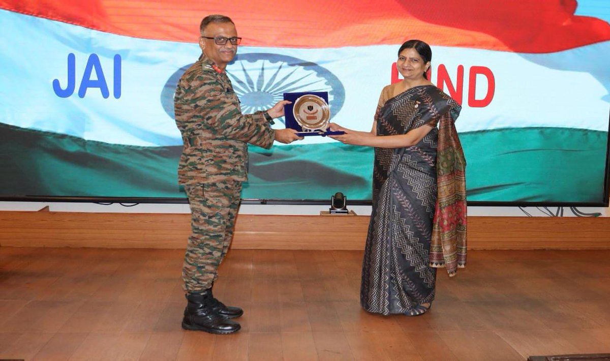 Spearcorps's tweet image. Smt Devika Raghuvanshi, CGDA interacted with GOC, Dao Division at Dinjan Military Station, #Assam. The interaction underscores the importance of collaboration between the @DefenceAccounts and military formations. 
The #CGDA also inaugurated an Area Accounts Office at Jorhat