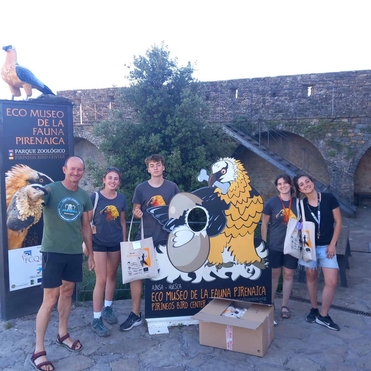 FCQorg's tweet photo. 👉Recibimos nuestra nueva equipación de verano de Trangoworld. Reparto de prendas en plantilla FCQ y orgullosos de continuar colaborando con una empresa aragonesa líder en prendas de montaña. 21 currantes dispuestos a darlo todo por nuestra naturaleza #trangoworld https://t.co/md56YNnESX