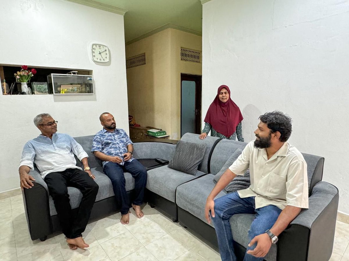 Izhan9993's tweet photo. PPM PNC ge Kulhudhuhfushi City Uthuru dhairaa ge Council candidate  @ebbehmed ge door to door campaign Kulhudhuhfushi City in.

 #localCouncil 
#KulhudhuhfushiUthuruDhaairaa #CandidateNo2 ✅️ 
#PPMPNC  
#DhiveheengeRaajje  

@Thoriqibrahim 
@mujeyjaleel 
@MuhamedDavid https://t.co/mjxAzjg836