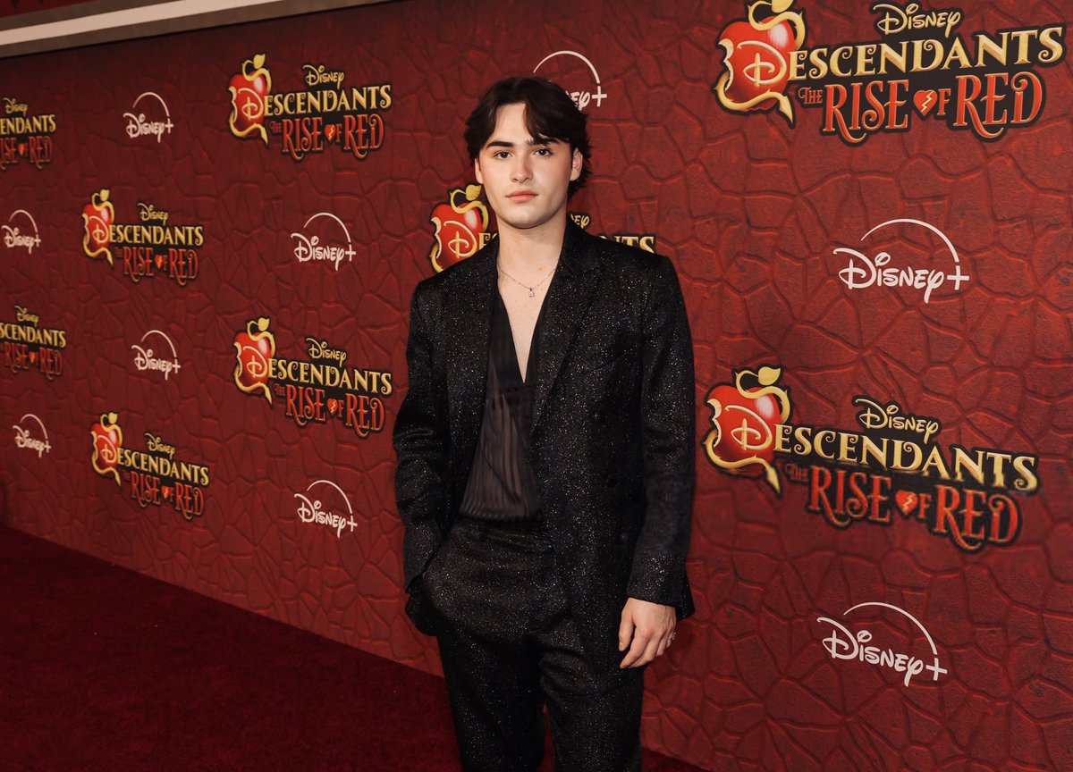 TheJoshuaColley's tweet image. DESCENDANTS IS OUT!!!
Words can't describe how incredible this experience has been. I hope you all love it as much as we do. Who knew when I dressed up as Captain Hook for Halloween at 4 years old I would get to play him in a Disney movie. Baby Josh would proud. #Descendants