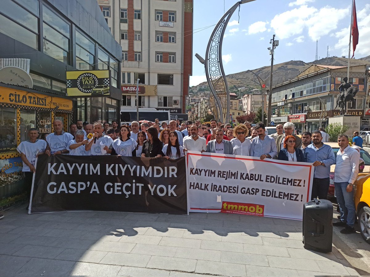 TMMOB1954's tweet photo. TMMOB, KESK ve TTB, bugün Hakkari'de, seçilmiş belediye meclis üye ve başkanlarını ziyaret ederek ortak bir basın  açıklaması  düzenledi.

Kayyum rejimini kabul etmiyoruz. https://t.co/Ms247MELhT