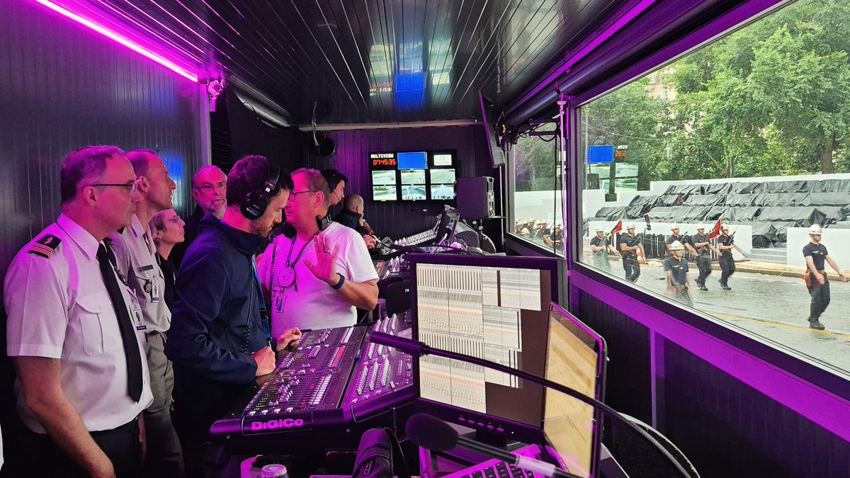 DIRISI_FR's tweet image. 🎶 Sans musique, pas de défilé ! La #DIRISI y contribue via un marché cadre dont le titulaire est en charge de fournir, installer et soutenir le dispositif de sonorisation, et assure le raccordement des centres d’opération indispensables à la #coordination du défilé. (2/4)