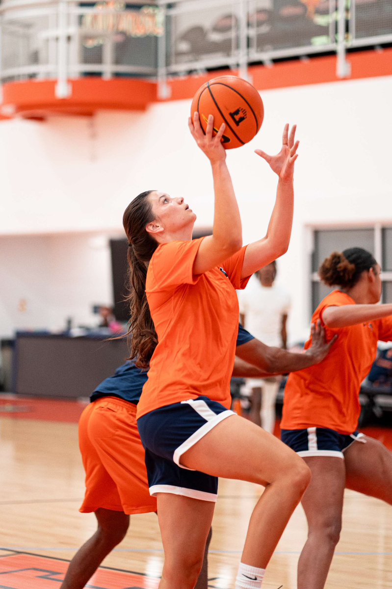 This #FamILLyFriday, our newcomers are looking good in the 🔶 &amp; 🔷!

#Illini | #HTTO | #OneWay