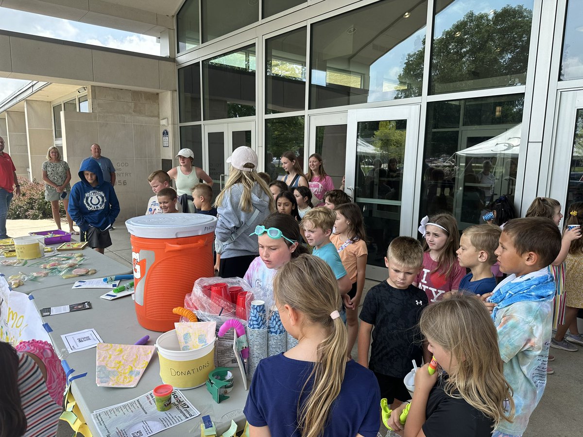CoachDeOliveira's tweet photo. Come support @lafacatholic Summer Knights Day Camp Lemonade Stand! 🍋 Proceeds benefit Isaiah 117 House. #ChooseLCSS #UKNIGHTED https://t.co/eApH4eSnlr