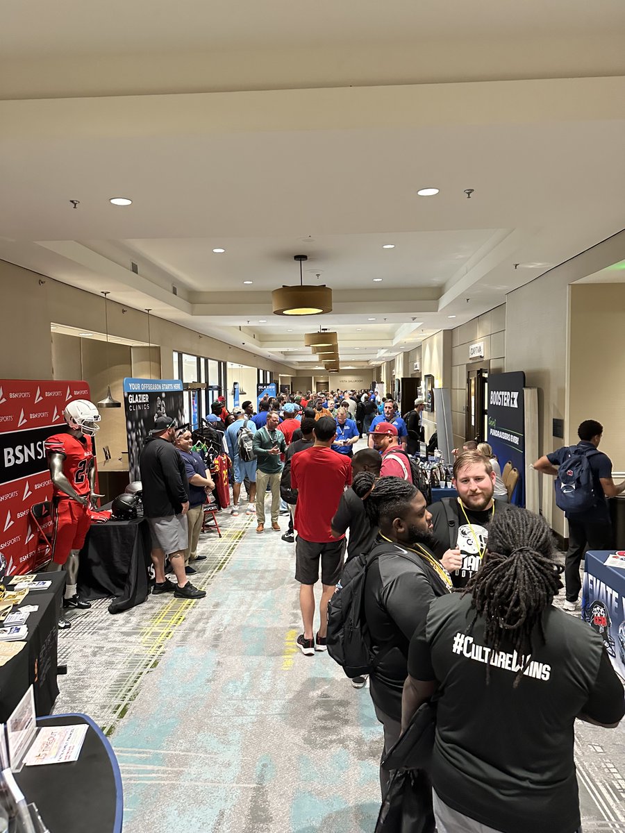 FCAFLCoaches's tweet photo. FCA Florida Coaches Ministry serving football coaches at the Orlando @GlazierClinics. New relationships developed, 50+ coaches bibles distributed, hundreds of The FOUR bracelets handed out, and two full scholarships granted to our Coaches TimeOut retreat! #FCAlovescoaches https://t.co/P4kSKl70NQ