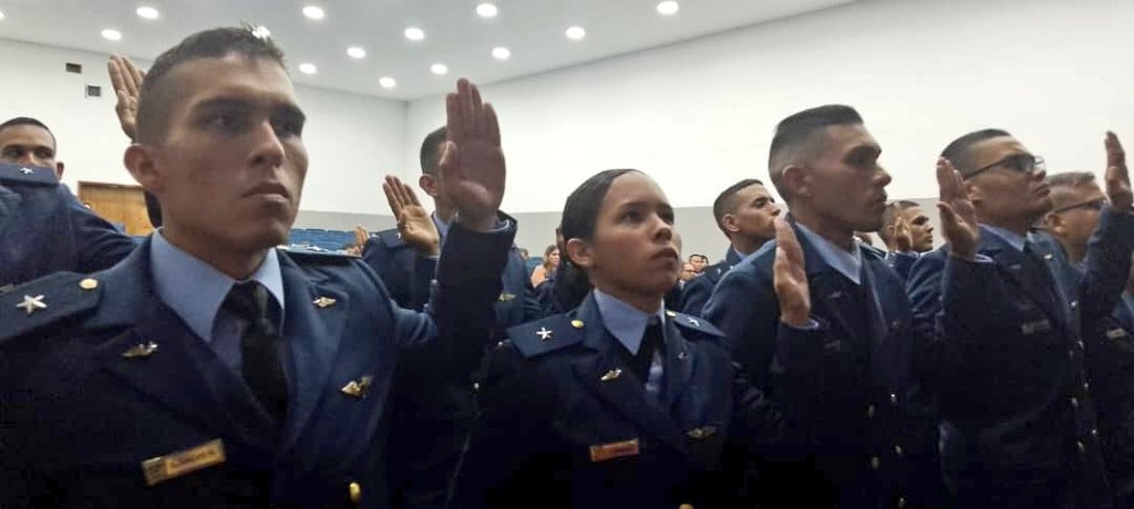 AMB_FANB's tweet photo. 📸 #EnFotos || Desde el teatro 03 de febrero de la @AMB_ATMB se realizó el acto de graduación del curso de oficiales asimilados de la promoción de la batallas de Junín y Ayacucho.
Actividad presidida por el MG.Santiago Infante. Comandante General de la @AMB_FANB. https://t.co/s9wbrADAad