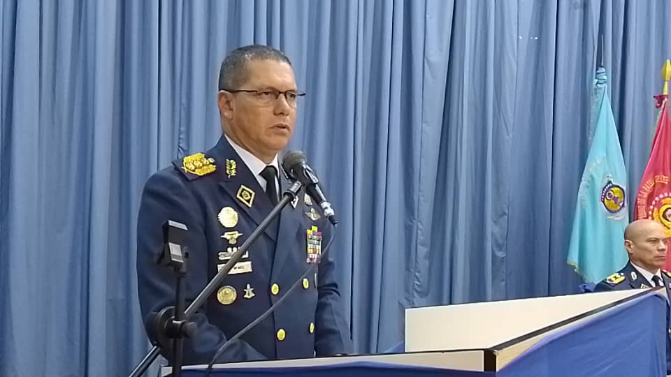 AMB_FANB's tweet photo. 📸 #EnFotos || Desde el teatro 03 de febrero de la @AMB_ATMB se realizó el acto de graduación del curso de oficiales asimilados de la promoción de la batallas de Junín y Ayacucho.
Actividad presidida por el MG.Santiago Infante. Comandante General de la @AMB_FANB. https://t.co/s9wbrADAad