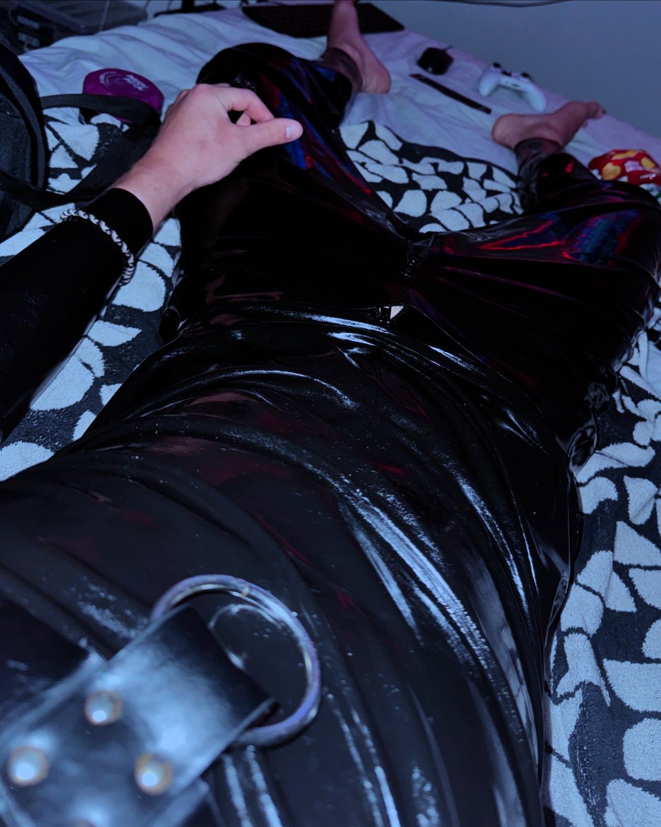 Therubberlad's tweet photo. Last night 😈
#rubber #rubberboy #gimp #chav #latex #latexsuit #rubbersuit #nike #chavuk https://t.co/aWp46JfIVy