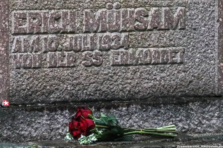 AWochen_Berlin's tweet photo. Danke an alle Menschen die mit uns in Oranienburg zur Gedenkdemo zum 90. Todestag von #ErichMühsam waren.
Wir freuen uns euch bei den anderen Terminen zu den anarchistischen Wochen zu sehen.
#awochen #b1007 https://t.co/C3yUfx12ir
