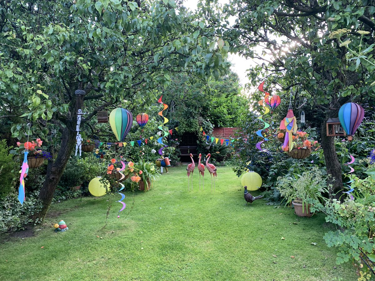 shephard_mark's tweet image. We moved from a flat to a house with a garden in July 2007. Been a plant more &amp;amp; allow more #nature &amp;amp; allow more bling journey. It has been life transforming. You can do #wildlife &amp;amp; #escapism #pop video/film-set #fantasy at the same time 👍❤️🤩 🕺🏻🪩🌈 #GardeningTwitter