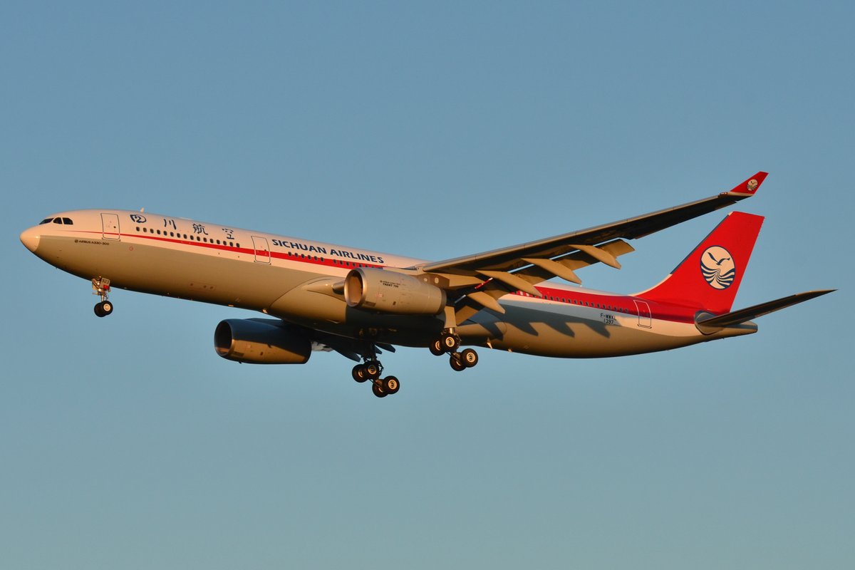 AvSourceNews's tweet photo. #NEWS | July 9 saw Chinese operator, Sichuan Airlines celebrate receiving its 200th aircraft and its next aircraft from CDB Aviation.
Read more at AviationSource!
https://t.co/svMZ4UfLlp
#SichuanAirlines #A330 #CDBAviation #China https://t.co/NMLTQ3Ic6f