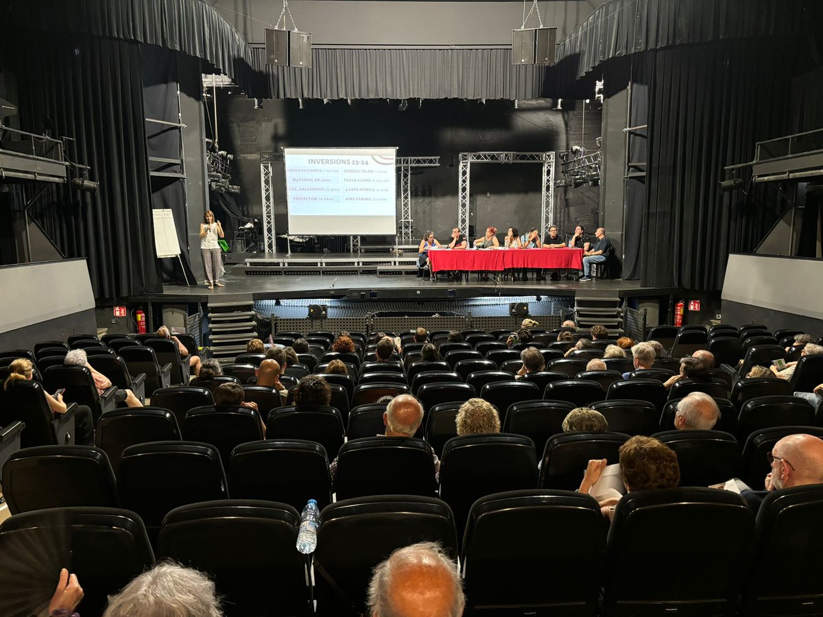 Aquest vespre fem l'Assemblea General Ordinària a la Sala...

La presidenta, <a href="/annagenearino/">Anna Gené</a>, presenta el seu últim informe de presidència

Et trobarem a faltar, Anna!

📸 <a href="/esther_a_villa/">Esther</a>