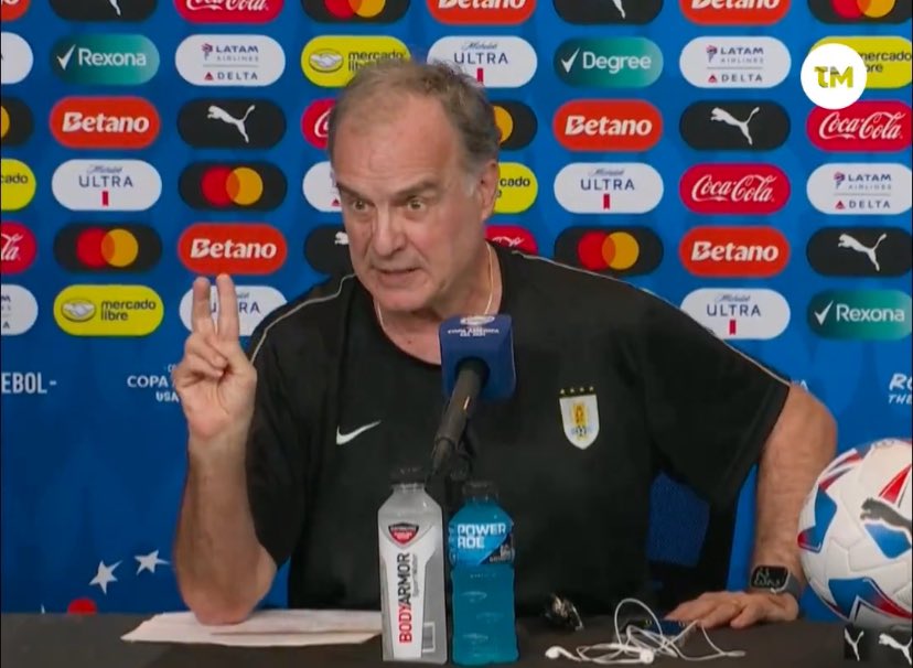nicodauson_'s tweet photo. EXPLOTÓ MARCELO BIELSA 🤯

🎙️“Porque mierda si están en pareja no tienen fotos o historias destacadas con la pareja, uno no puede andar adivinando.” https://t.co/meq835WYGr