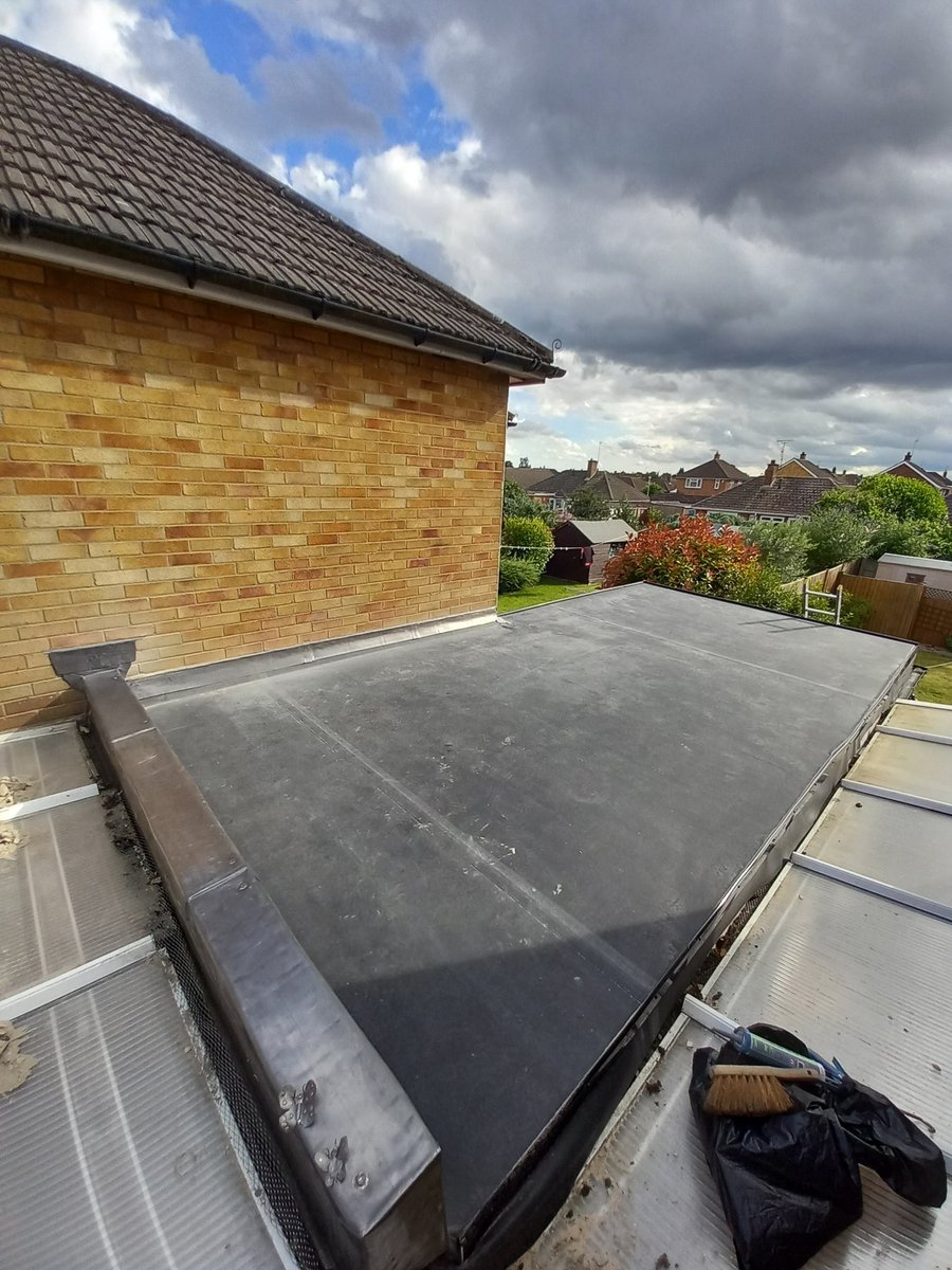 chmroofingltd's tweet photo. New #EPDM Flat Roof for a customer in #colchester, New Sterling 18mm boards, and Classicbond 1.5mm EPDM membrane, finished off with custom code 5 #leadwork capping with butterflies 🦋 finials. https://t.co/clKwLsKWwG