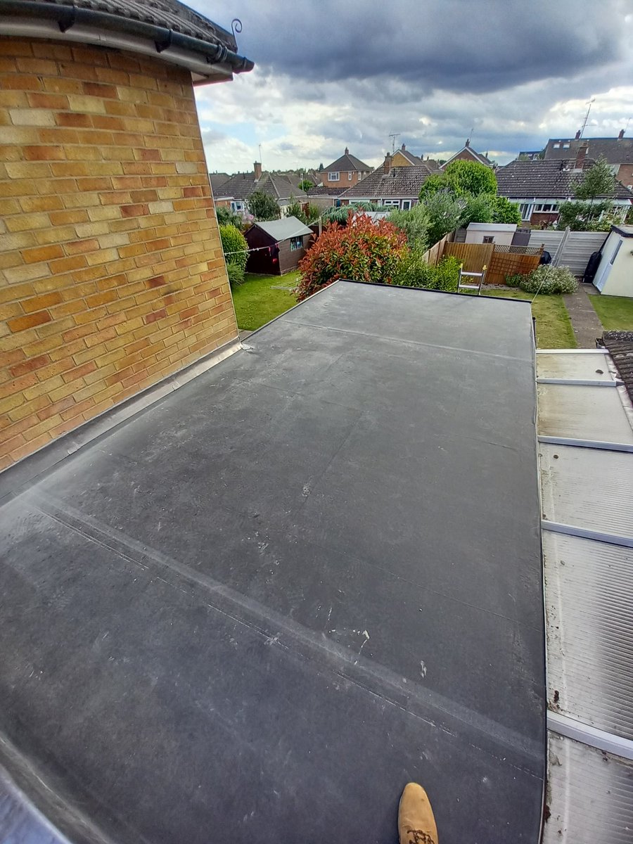 chmroofingltd's tweet photo. New #EPDM Flat Roof for a customer in #colchester, New Sterling 18mm boards, and Classicbond 1.5mm EPDM membrane, finished off with custom code 5 #leadwork capping with butterflies 🦋 finials. https://t.co/clKwLsKWwG