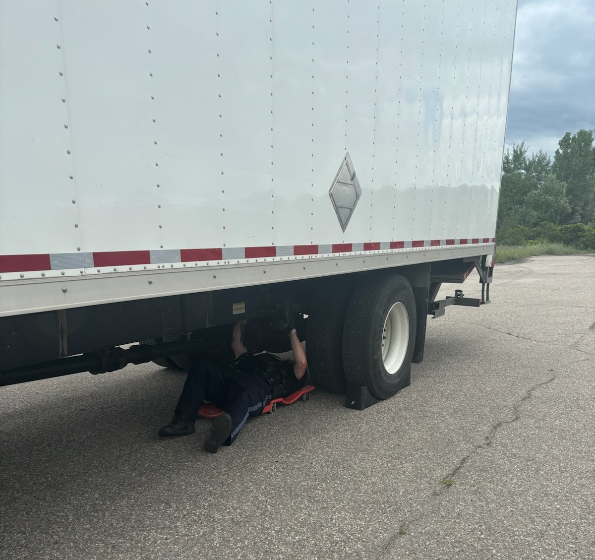 OPP_WR's tweet photo. #BrantOPP members joined @BrantfordPolice  and other agencies for a Commercial Motor Vehicle blitz for #OperationSafeDriverWeek. Numerous checks were done to ensure that unsafe vehicles were not going back on our roadways. Vehicle maintenance is every driver's responsibility to ensure safe travels for all.  @BrantCommunity  #workingtogether #cmvsafety ^mm