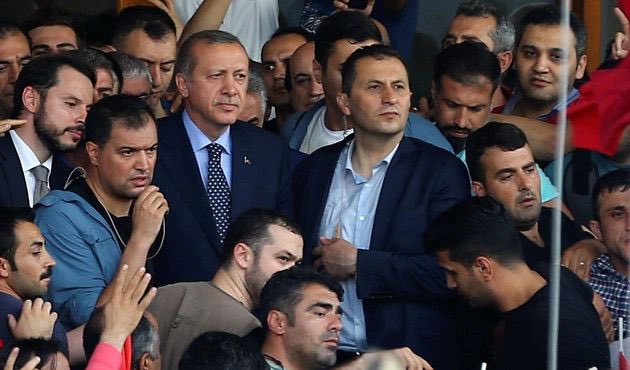 Sizin omuz durduklarınız tankların arasından sıyrılıp geçerken, Cumhurbaşkanımız kendisine saldırmak için bekleyen hainlere rağmen İstanbul’da Havalimanı’na indi. 

Bir gün memleketten kimin kaçıp gideceğini merak ediyorsanız, 15 Temmuz’dan sonra kaçıp giden hainlere bakarak