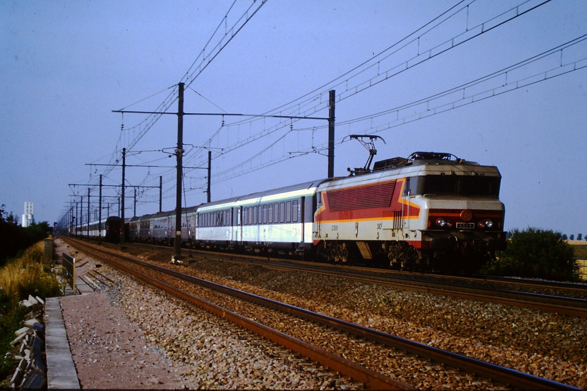BenoitHARDY157's tweet photo. Le vendredi après-midi de pointe de départ du week-end du 14 juillet 1984; il y a tout juste 40 ans! A #Toury, les #BB9200 et #CC6500 étaient à la tâche avec tant d'autres séries. Quel spectacle. @BertrandNICOLL2 @AfacVal https://t.co/Pv5M69prCg