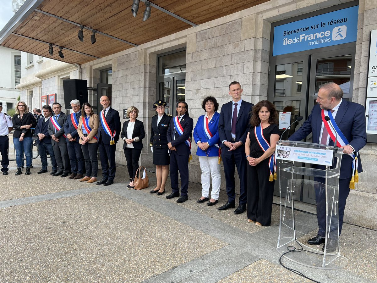 Comme chaque année, nous étions réunis en gare de Bretigny-sur-orge pour commémorer le tragique accident ferroviaire survenu il y a 11 ans. 

Toujours beaucoup d’émotion en présence des familles des victimes.