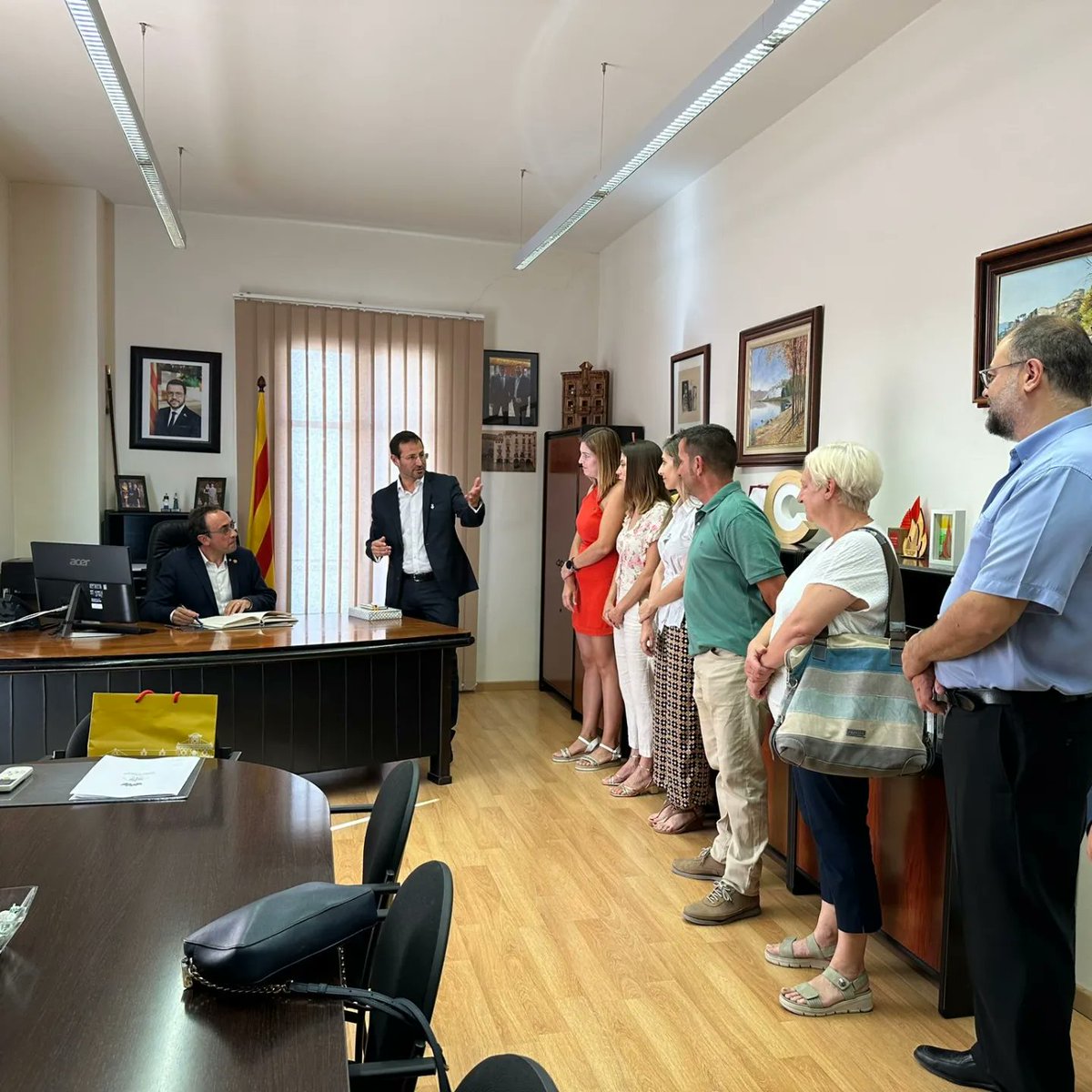 MoraEbre's tweet photo. Avui, el regidor de Convergents Móra d'Ebre Eduard March ha rebut al president del parlament de Catalunya Josep Rull al nostre municipi.
Creiem que la correcció institucional és la base d'una cultura democràtica. https://t.co/a6wnhfMgcj