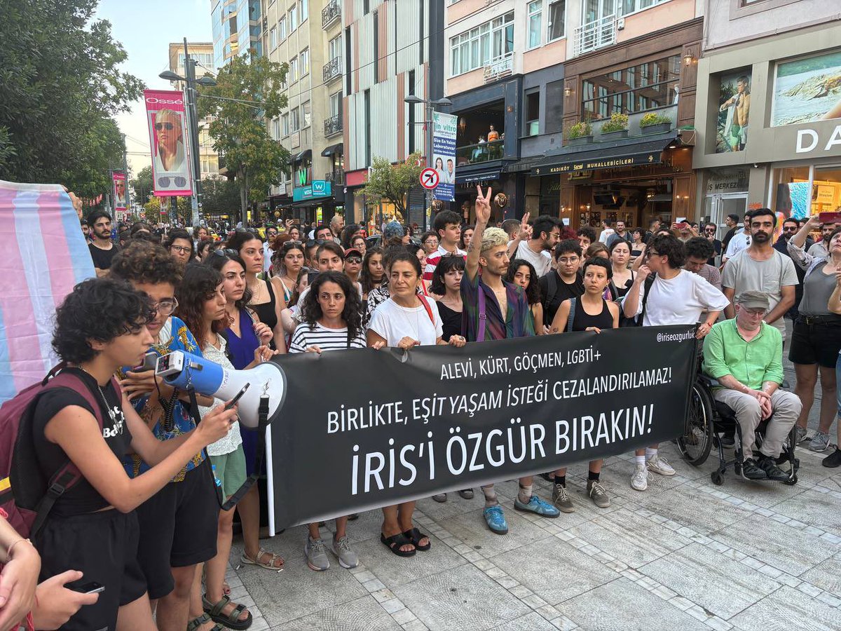 Attığı tweetler bahane edilerek tutuklanan İris Mozalar için Süreyya Operası önünde bir aradayız.

Fikrini ifade etmek suç değildir. İris'i alacağız.