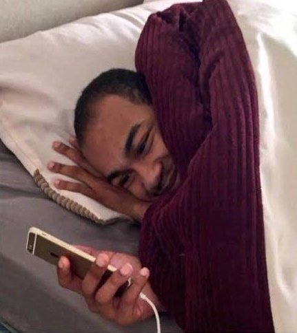Literalmente yo viendo los mensajes que manda Tini a su canal de whatsApp