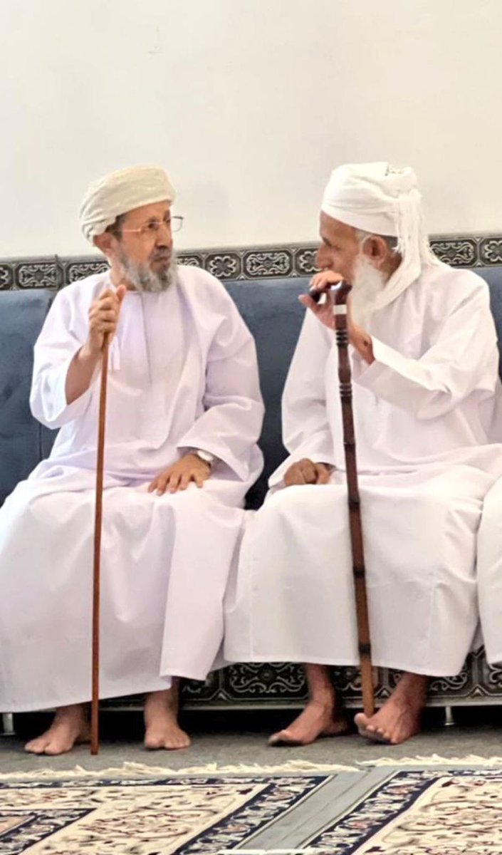 abdallahharthi1's tweet photo. لما قرأت مقولة الإمام الشافعي: "لا تسكن الريف فيذهب علمك، من أراد العلا هجر القرى؛ فإن الحسد في الأرياف ميراث"، تذكرت قول المفكر شيخنا الجليل أحمد بن سعود السيابي يقول: لما انتقل من بلدته إلى مسقط اذداد علمه، وتعددت علومه، وتوسعت مداركه، فقد كان ملازمًا لوالدنا العلامة https://t.co/bRtTJWgOje