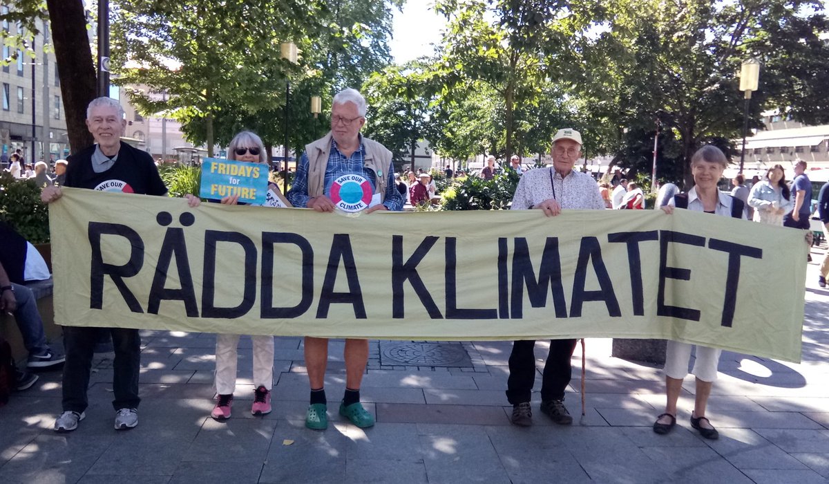 #FridaysForFuture i Göteborg 12 juli numera i Brunnsparken. 200 flygblad om Oljebolagens påverkan på Sveriges klimatpolitik delades ut. #klimat <a href="/FFF_goteborg/">Fridays For Future Göteborg</a>