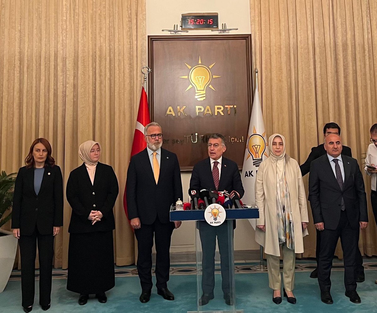 guclusinemm's tweet photo. Bu görseli hiç unutmayacağım . 2024 yılı köpeklere binlerce anonim hesapla kurulan kumpasla hatırlayacağım .  Oy vermek mi ? Asla ! @Akparti #YasayiGeriÇek https://t.co/vGstp1YAuC
