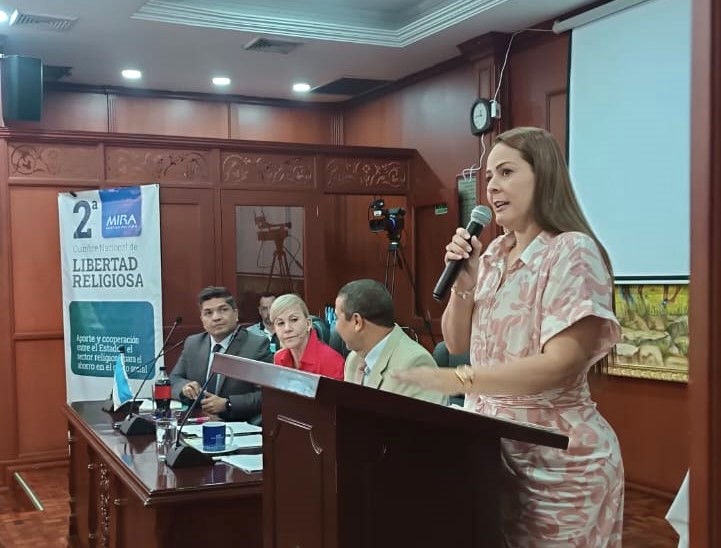 HeyderGomez's tweet photo. La Alcaldesa de Buga, @karolmartinezsi, destaca el valioso aporte del sector interreligioso en la familia como pilar fundamental de la sociedad. Resalta el trabajo conjunto desde la escuela de padres y el apoyo de los enlaces de libertad religiosa.
#MIRALiderEnLibertadReligiosa https://t.co/hFSGBKkVeq