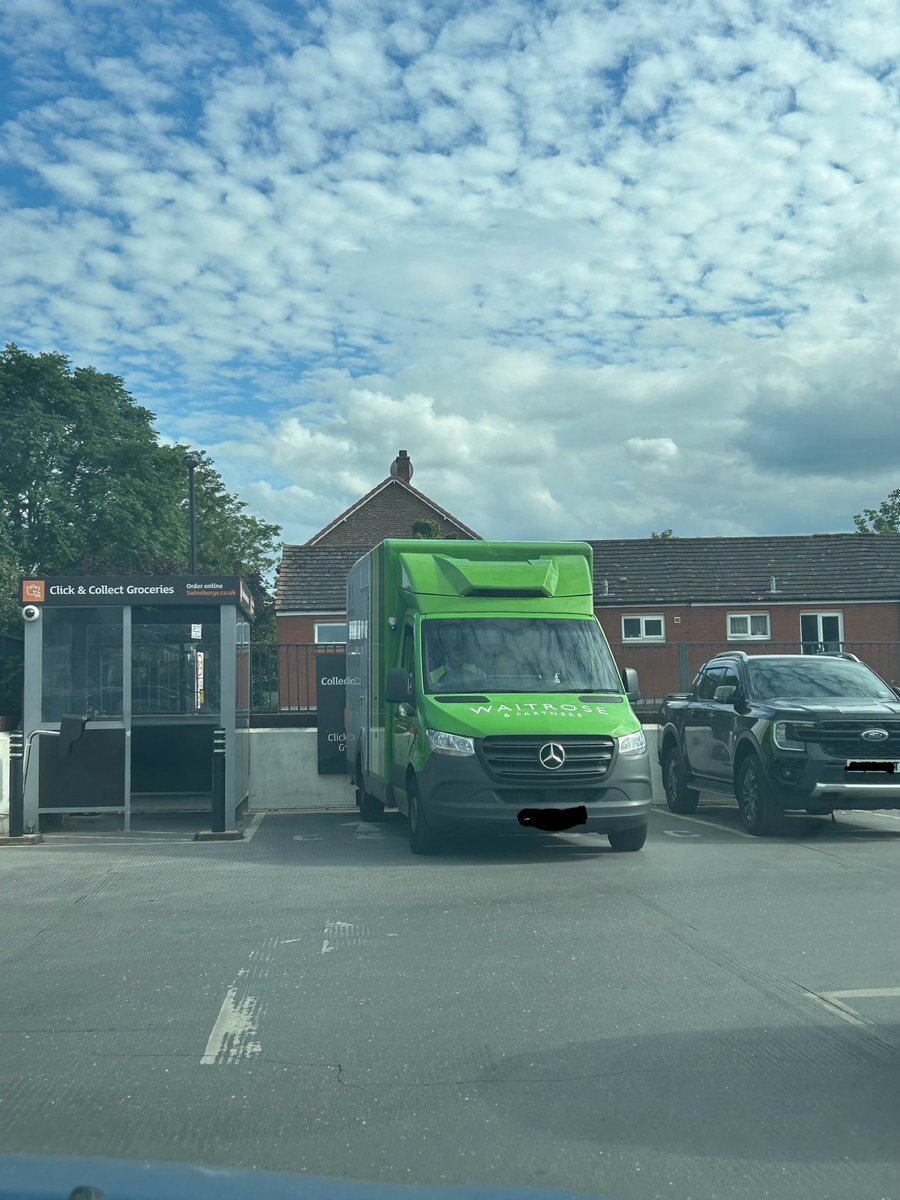 jeolog's tweet photo. Good job ⁦@sainsburys⁩ with helping to ⁦@waitrose⁩ 😅👍 https://t.co/EsGGyeUvEE