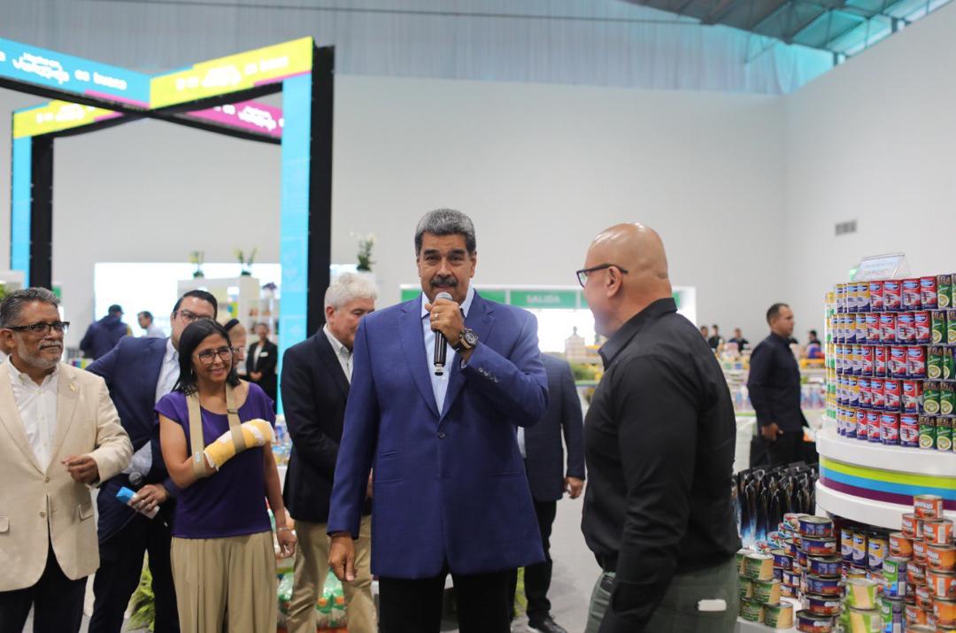 Minpescave2's tweet photo. #AlMomento | Pdte. @NicolasMaduro inaugura el Centro de Eventos y Expo Marca de los Hecho en Venezuela, en el Parque Bolívar de La Carlota.

Expo que reúne a 700 empresas para la exhibición de productos de las distintas áreas de la producción nacional.

@Jcloyo
#LaPoesíaNosUne https://t.co/gH3asgWWaB