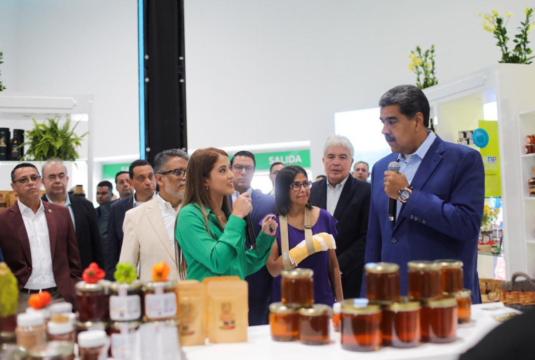 Minpescave2's tweet photo. #AlMomento | Pdte. @NicolasMaduro inaugura el Centro de Eventos y Expo Marca de los Hecho en Venezuela, en el Parque Bolívar de La Carlota.

Expo que reúne a 700 empresas para la exhibición de productos de las distintas áreas de la producción nacional.

@Jcloyo
#LaPoesíaNosUne https://t.co/gH3asgWWaB