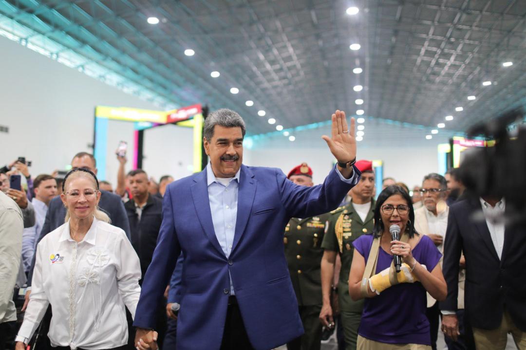 Minpescave2's tweet photo. #AlMomento | Pdte. @NicolasMaduro inaugura el Centro de Eventos y Expo Marca de los Hecho en Venezuela, en el Parque Bolívar de La Carlota.

Expo que reúne a 700 empresas para la exhibición de productos de las distintas áreas de la producción nacional.

@Jcloyo
#LaPoesíaNosUne https://t.co/gH3asgWWaB