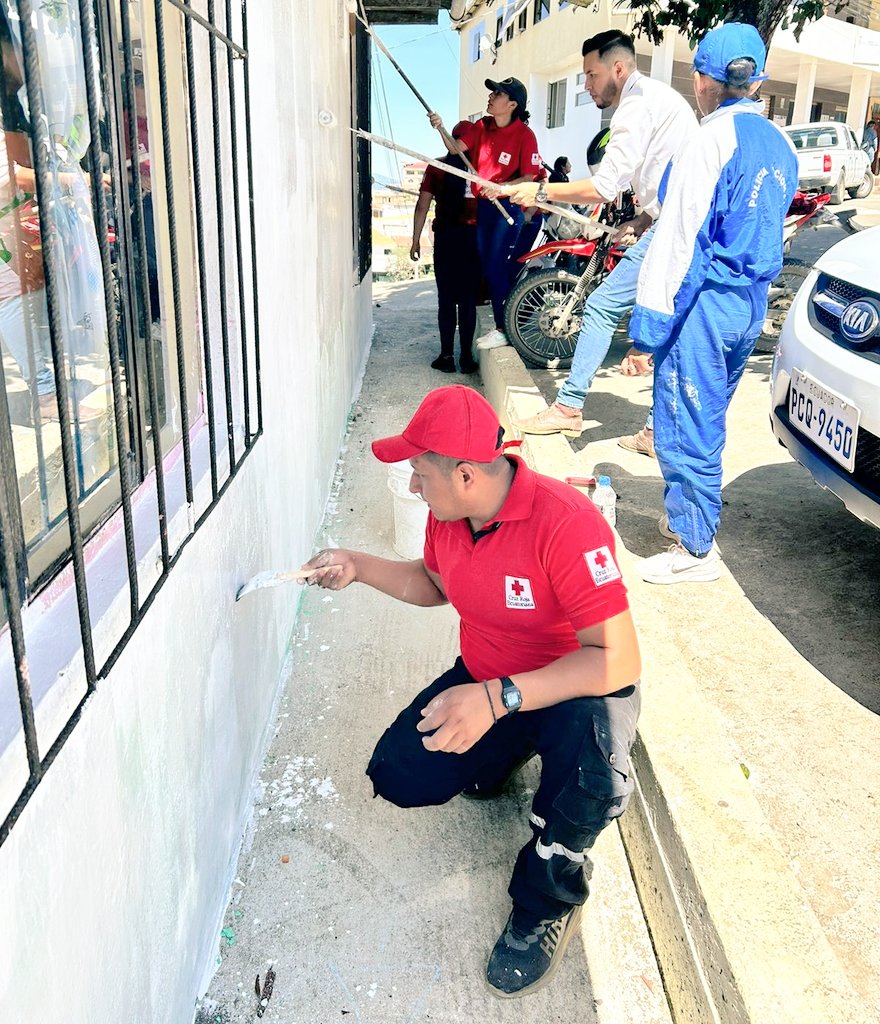 EducacionZ7_Ec's tweet photo. Con el apoyo de la Jefatura Política de Puyango, @PoliciaEcuador, Cruz Roja y la comunidad educativa, se realizan trabajos de pintura y adecentamiento del cerramiento de la Unidad Educativa Julio Isaac Espinosa Ochoa.

#ElNuevoEcuadorResuelve https://t.co/MNX0Xauczh