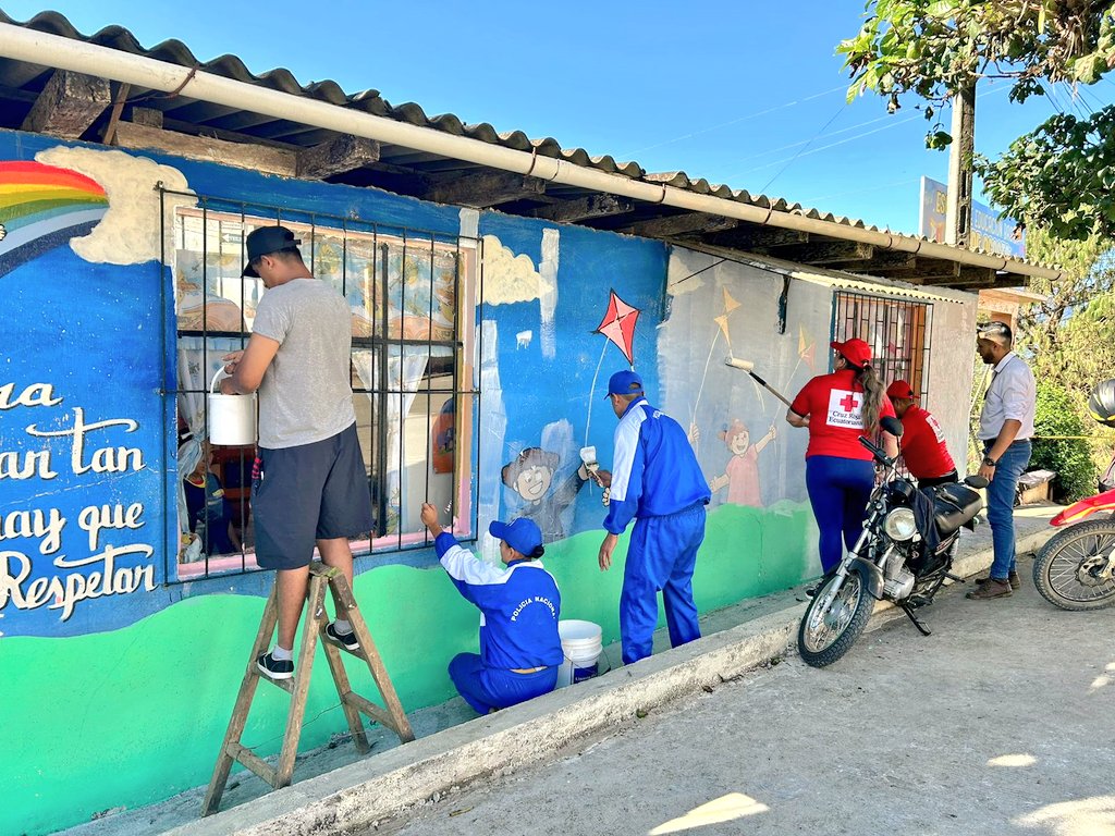 EducacionZ7_Ec's tweet photo. Con el apoyo de la Jefatura Política de Puyango, @PoliciaEcuador, Cruz Roja y la comunidad educativa, se realizan trabajos de pintura y adecentamiento del cerramiento de la Unidad Educativa Julio Isaac Espinosa Ochoa.

#ElNuevoEcuadorResuelve https://t.co/MNX0Xauczh